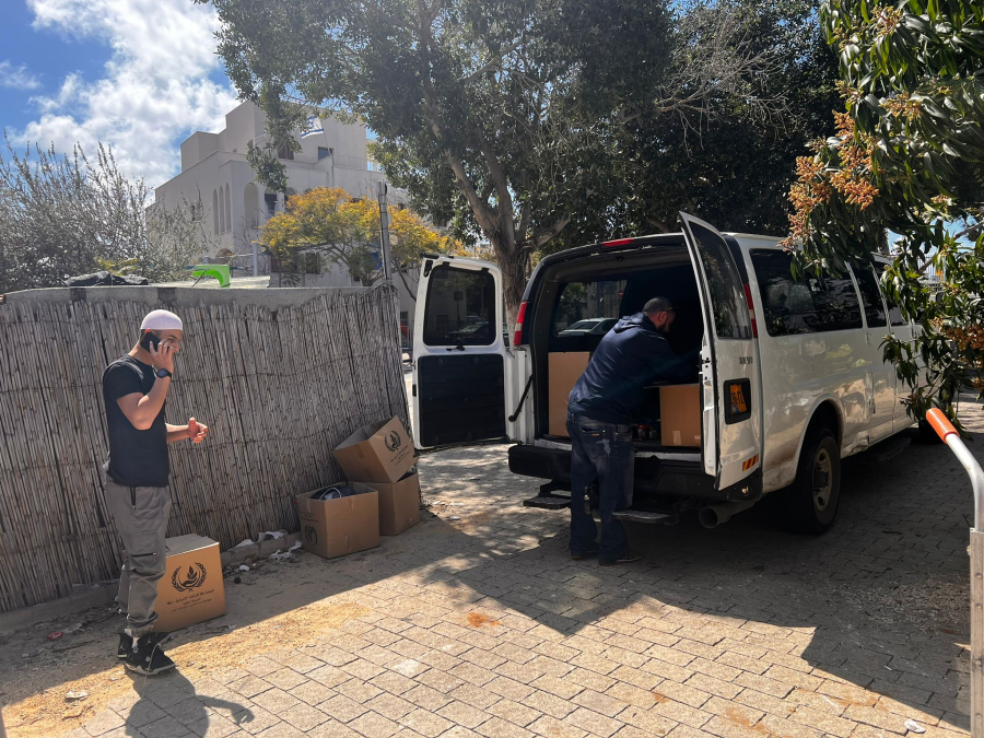 جمعية يافا تُوزع مئات الطرود الغذائية على العائلات بمناسبة شهر رمضان 